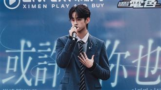 男星街頭唱韓文歌　遊客驚呼：韓國歌手？