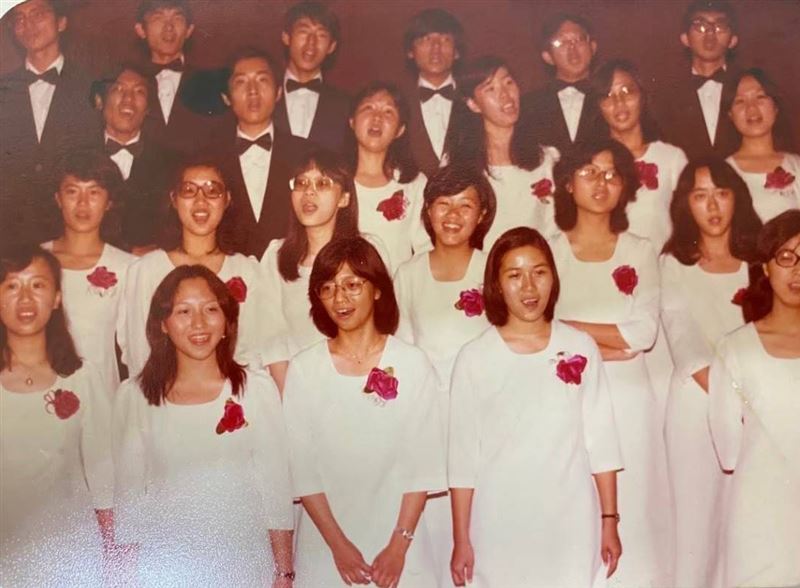 鄭怡（前排左2）曾為台大合唱團成員。（圖／星光娛樂提供）