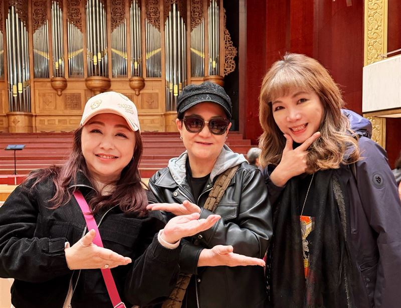 鄭怡（左起）、邰肇玫、王海玲觀賞「有一份懷念」音樂會。（圖／星光娛樂提供）