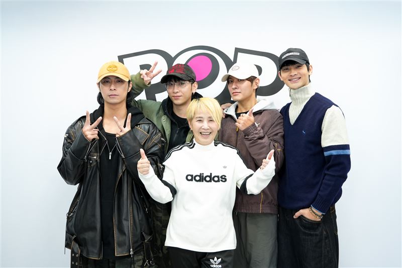 FEniX創作歌曲〈Not Alone〉，回應「救火隊」一路以來的陪伴。（圖／POP Radio提供）