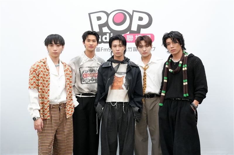 FEniX推出新專輯《參》。左起曹家齊、夏浦洋、MAX、李承隆、陳峻廷。（圖／POP Radio提供）