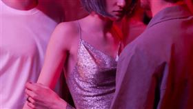 ▲17歲少女多次到男模會館消費，共積欠50萬元，於是自願簽本票。（示意圖，Pexels）