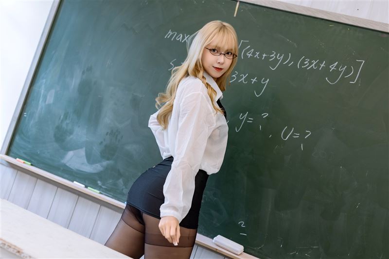 張嘉介也有犯規女教師造型。（圖／翻攝自IG @920924jasmine）