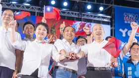 侯友宜、韓國瑜、盧秀燕合體。(圖/侯辦提供)