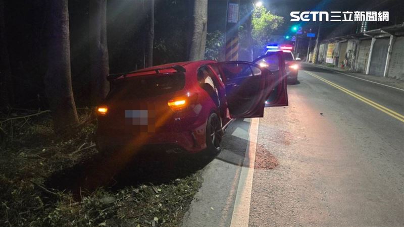 女駕駛肇事後，緩步離開現場，並未留下處理車禍。（圖／翻攝畫面）