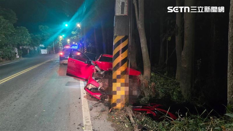 紅色賓士自撞電線桿,嚴重毀損。（圖／翻攝畫面）