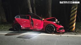 岡山警分局,高雄,橋頭區,道路,事故,廢鐵,車禍,紅色,電線桿,賓士,A180,自撞（圖／翻攝畫面）