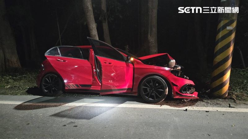 百萬賓士淪廢鐵！把車撞稀爛…女駕駛跑了