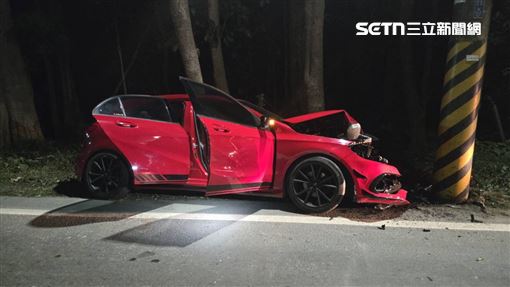 百萬賓士淪廢鐵！把車撞稀爛…女駕駛跑了