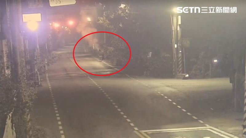 一名女駕駛開要價上百萬「A180」車型的紅色賓士，偏離道路，自撞對向電線桿。（圖／翻攝畫面）