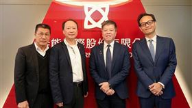 奧義賽博董事長 吳明蔚（右2）、財務長 黃文傑（右1）；宏羚董事長 章孝祺（左2）、宏羚總經理 林朝碧（左1）。雙方正式簽署合作協議，攜手將 AI 自動化資安防護導入企業終端設備與事務設施，共同布局終端設備 AI 資安防護市場。（圖／奧義賽博）