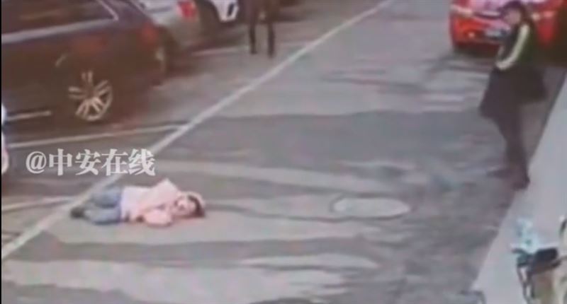 女童找不到媽媽，在大街上崩潰暈倒送醫不治。（圖／翻攝自鳳凰網）