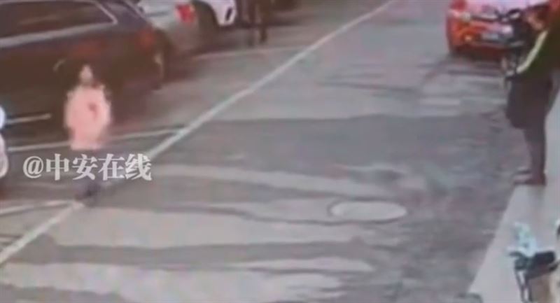 女童找不到媽媽，在大街上崩潰暈倒送醫不治。（圖／翻攝自鳳凰網）