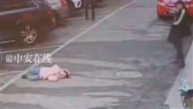 女童找不到媽媽，在大街上崩潰暈倒送醫不治。（圖／翻攝自鳳凰網）