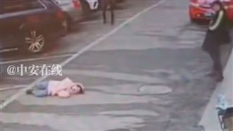 女童找不到媽媽，在大街上崩潰暈倒送醫不治。（圖／翻攝自鳳凰網）