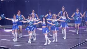 IVE換上啦啦隊服，熱力演出。（圖／讀者提供）