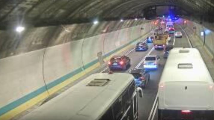 國道3號北向23.3公里處，台北市文山區木柵隧道今天（15日）上午追撞事故。（圖／翻攝畫面）