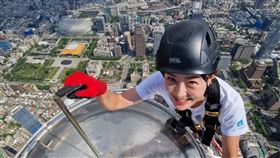 搭電梯太遜！台北101變身極限樂園。本週六「無繩索之神」霍諾德將挑戰赤手攻頂，Netflix全球直播玩命秀。不只外牆精彩，內部也有「垂直馬拉松」試煉，千人挑戰2046階爬到缺氧腿軟。從昔日蜘蛛人到路跑大軍，揭開這座508公尺高塔內外皆戰場的登高傳奇。台北101董事長賈永婕挑戰登頂。（圖／翻攝自臉書）