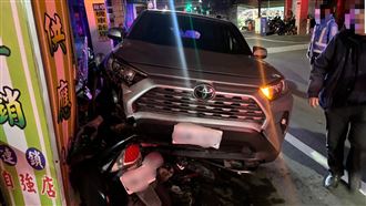 突然暈眩！女開車失控連撞6車畫面曝光