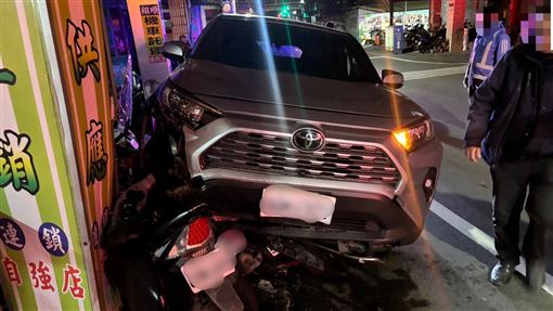 突然暈眩！女開車失控連撞6車畫面曝光