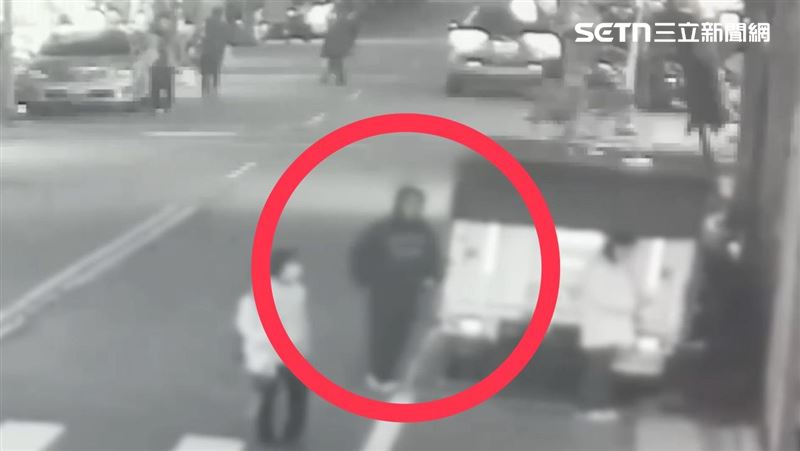 北市鍾男與周姓賣家約在中山區飲料店旁邊面交金項鍊。（圖／翻攝畫面）