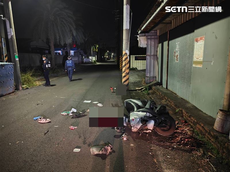 台南28歲騎士自撞電桿，頭部嚴重受創送醫不治，現場血跡斑斑、機車碎片散落一地。（圖／民眾提供）