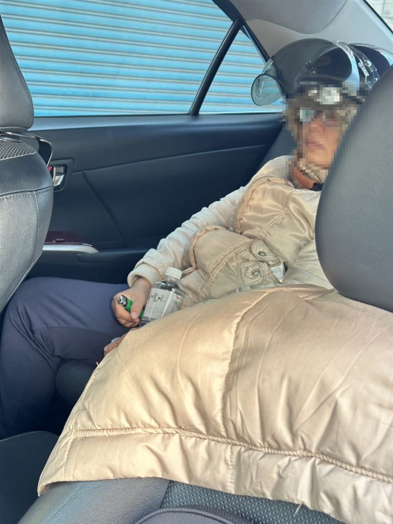 台南「安全帽姐」趁汽車解鎖，溜上車霸佔後座不願下車。（圖／翻攝自Threads @zhang._164）