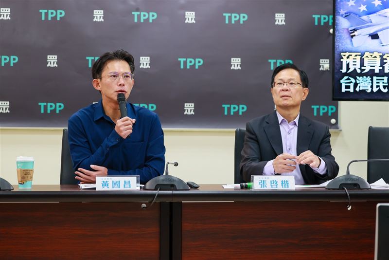 黃國昌（左）出席民眾黨團「預算審議天經地義 台灣民意高度支持」民調記者會。（圖／民眾黨團提供）