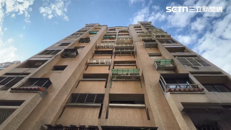 台中北區莒光新城眷村13樓公共空間外牆無預警崩落，砸毀1樓民宅。（圖／翻攝畫面）