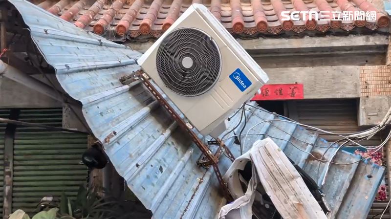 台中北區莒光新城眷村13樓公共空間外牆無預警崩落，砸毀1樓民宅。（圖／翻攝畫面）