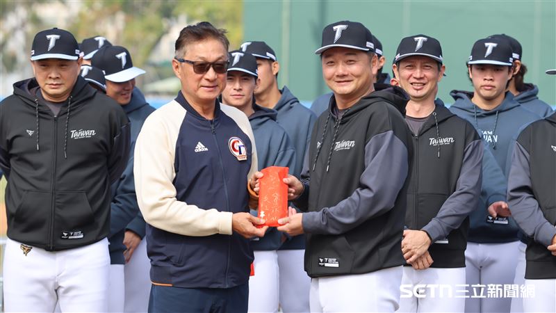 2026世界棒球經典賽台灣隊集訓，中華棒協常務理事高人傑致贈加菜金。（圖／記者劉彥池攝影）