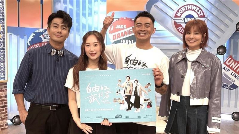 融融（圖右二）與搭檔咪蕾（圖左二）與莎莎（圖右一）、郭彥均（圖左一）分享各國趣聞。（圖／八大提供）