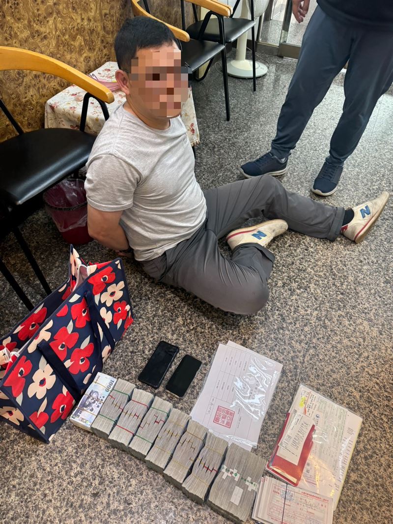 詐團車手偽裝投資公司員工，1個月內向金飾店小開收取超過5000萬鉅款，警方趁面交逮人攔截450萬現金。(圖／翻攝畫面)
