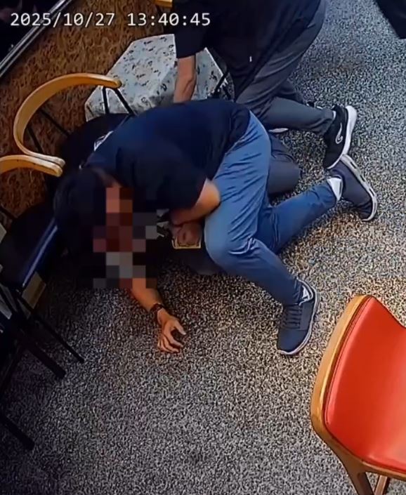 金飾店小開誤入交友陷阱被騙5千萬，警方趁面交取款時，使出大外割警技制伏體格壯碩的車手。(圖／翻攝畫面)