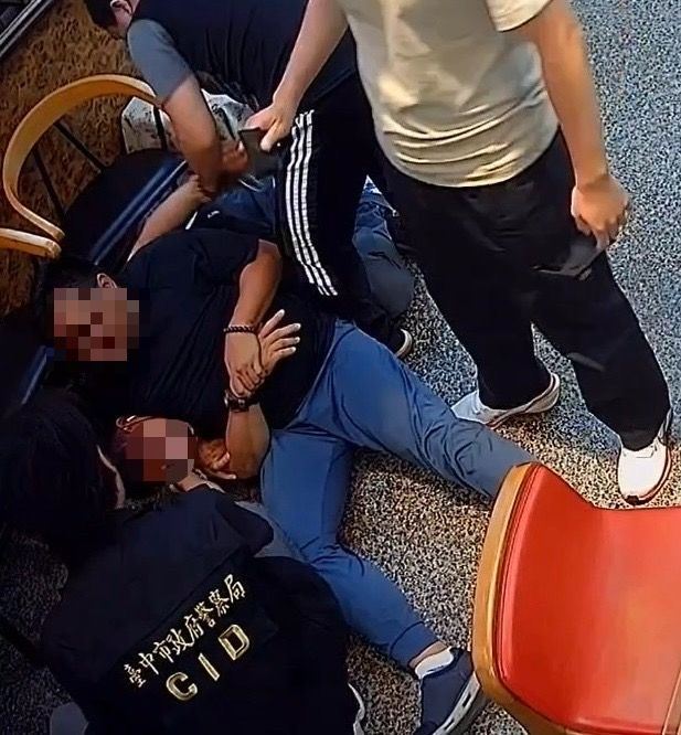 警方逮捕鄭姓車手，向上溯源逮捕7名詐團共犯。(圖／翻攝畫面)