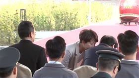 初選民調將公布，陳亭妃對賴清德咬耳朵。（圖／翻攝畫面）