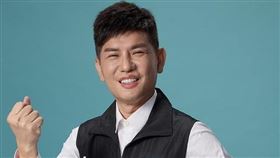 前桃園市議員王浩宇則貼出一張林致兵身穿台灣民眾黨背心的照片寫下，「小鳥吃吐司」驚傳惡性倒閉！（圖／翻攝自王浩宇臉書）