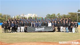 2026世界棒球經典賽台灣隊集訓，全體隊職員、後勤團隊合影。（圖／記者劉彥池攝影）