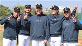 2026世界棒球經典賽台灣隊集訓，富邦悍將入選球員合影。（圖／記者劉彥池攝影）