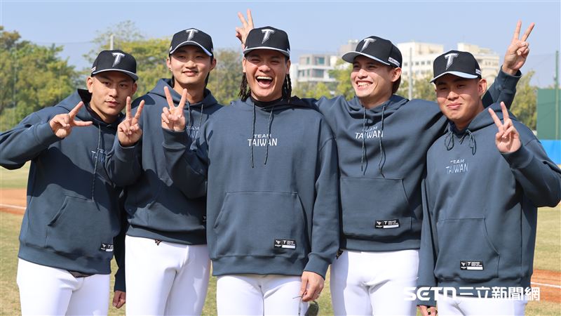 2026世界棒球經典賽台灣隊集訓，富邦悍將入選球員合影。（圖／記者劉彥池攝影）