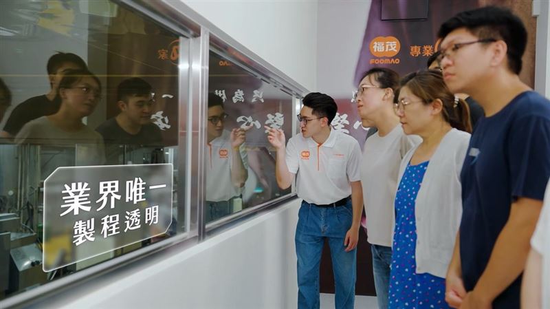業界唯一製程透明，讓參觀遊客一睹高規格的食安標準下生產製造的美味貢丸