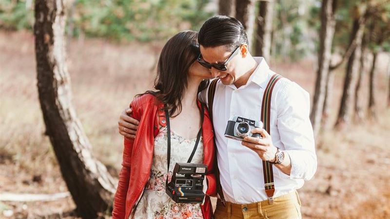 一名女網友被男友舔耳後，隔天頭部劇痛，就醫確診外耳道發炎，服用5天抗生素才康復。耳鼻喉科醫師陳世璽提醒，口水細菌多、耳道潮濕，容易造成發炎。（示意圖／PIXABAY）