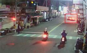 易女開車逆向擦撞攔下蕭男的車。（圖／翻攝畫面）