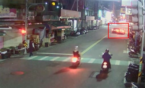 男開車遭逼車攔下　遭惡煞圍毆還用車門夾