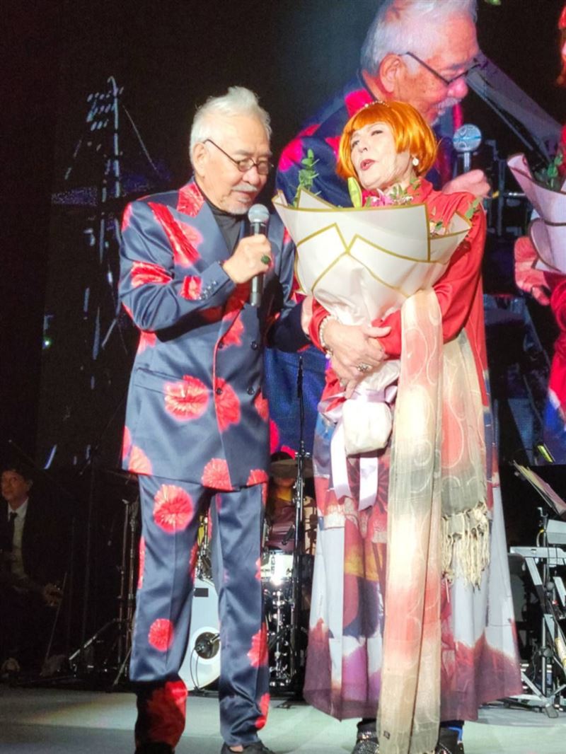 田路路（右）去年11月曾獻花給好友孫情站台。（圖／本人提供）