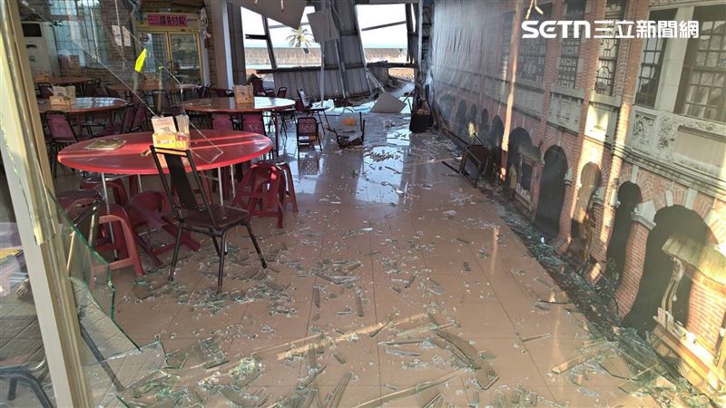 遭撞店家內部一片凌亂。（圖／翻攝畫面）