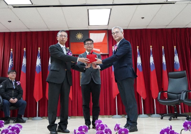 核三廠114年5月停機，15日進行新舊廠長交接儀式，由核能後端處副處長陳新儒（右）接任新廠長。陳新儒表示，核三廠正推動自主安全檢查，預計2年內提出安檢報告，並申請電廠恢復再運轉