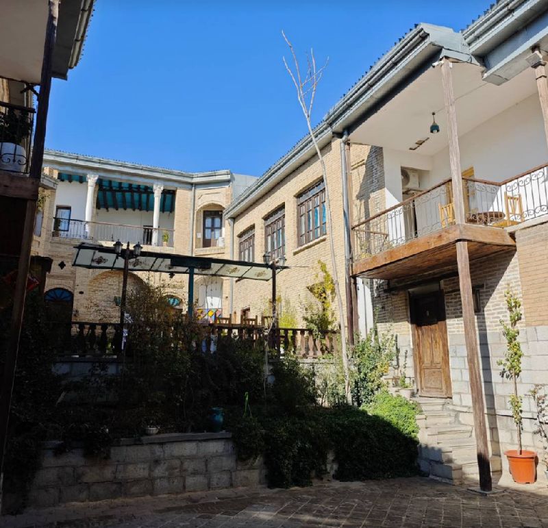 庫德族青年易馬丁認為，伊朗的風景很漂亮，食物很好吃，人民很善良，天然資源又多，期盼伊朗未來如同圖中這棟建築物般美好光明。（易馬丁提供）