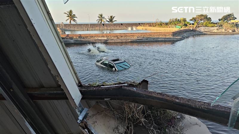 肇事車輛栽進魚塭，駕駛輕傷自行脫困。（圖／翻攝畫面）