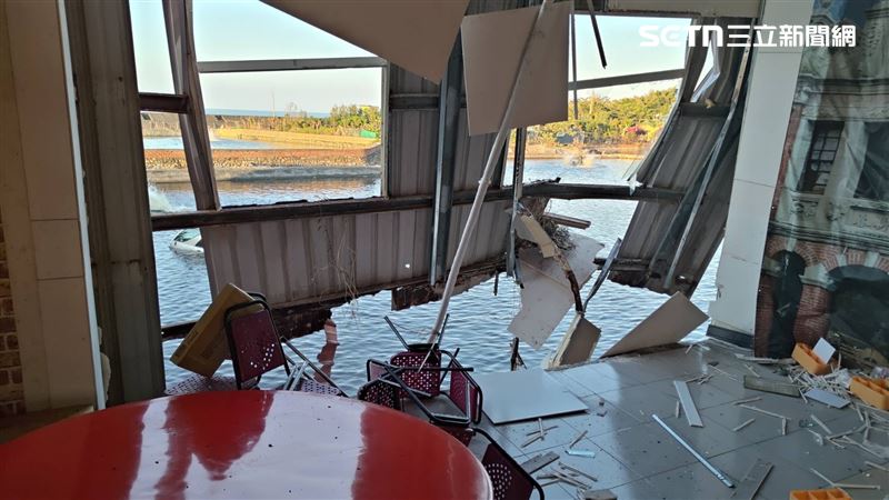 肇事車輛直接撞穿店家玻璃門並橫越店面撞穿牆壁，再栽進後方魚塭。（圖／翻攝畫面）
